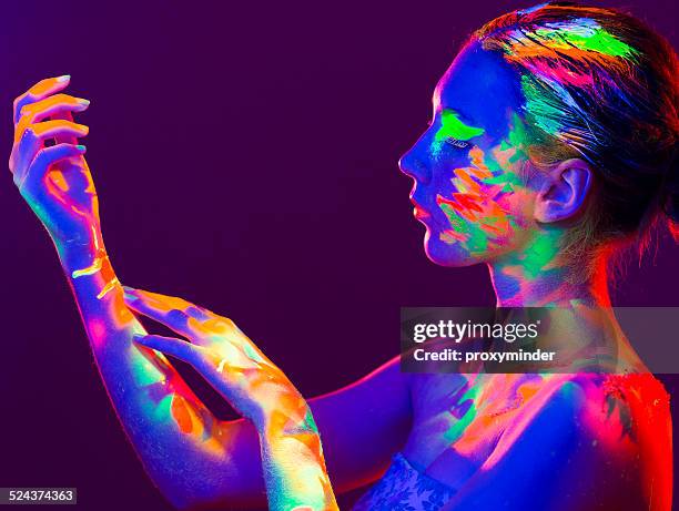 frau porträt mit make-up farben gemalt uv-strahlen - fluorescent stock-fotos und bilder