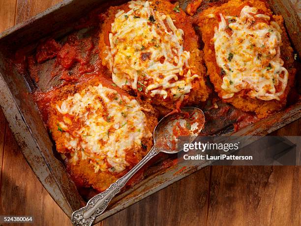 chicken parmesan with spaghetti - chicken parmigiana stockfoto's en -beelden