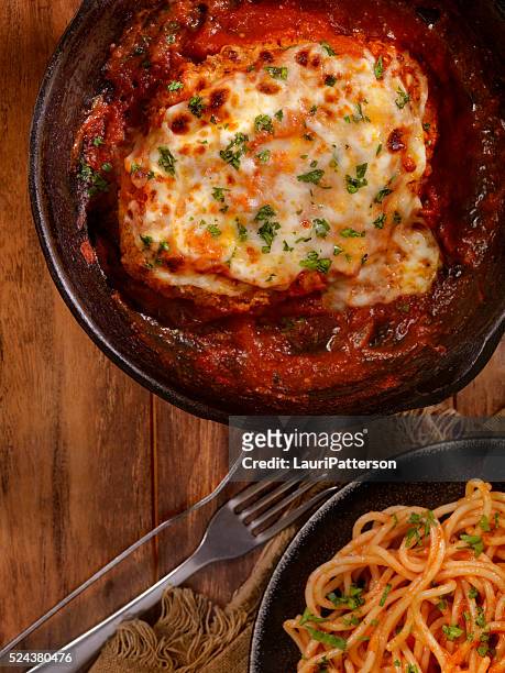 chicken parmesan with spaghetti - chicken parmigiana stockfoto's en -beelden