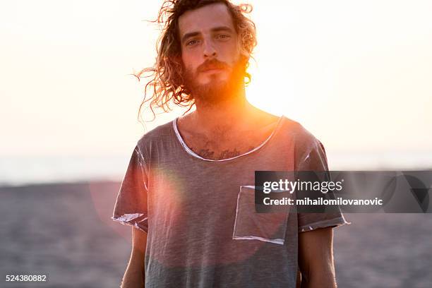 porträt eines mannes am strand - mens hair model stock-fotos und bilder