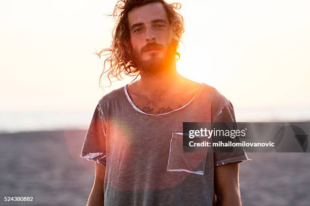 ritratto di uomo in spiaggia - barba peluria del viso foto e immagini stock