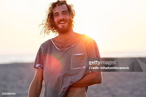 glücklicher mann am strand - haare mann stock-fotos und bilder