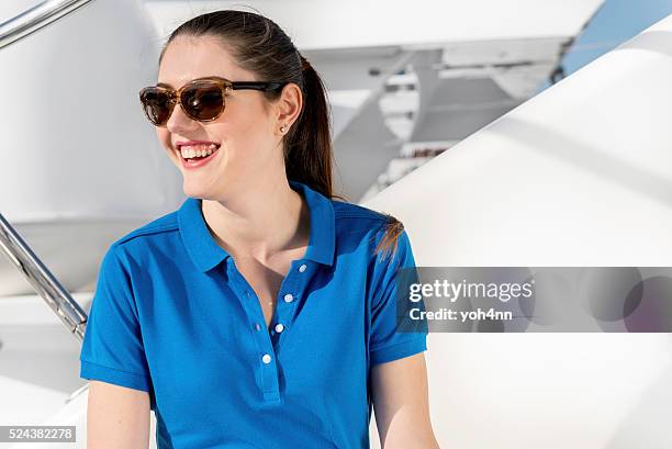 la paciente está satisfecha de esta manera. - blue polo shirt fotografías e imágenes de stock