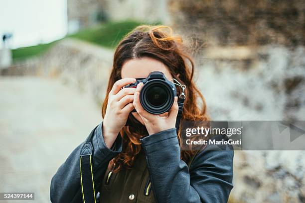 young woman using dslr camera - digital single lens reflex camera stock pictures, royalty-free photos & images