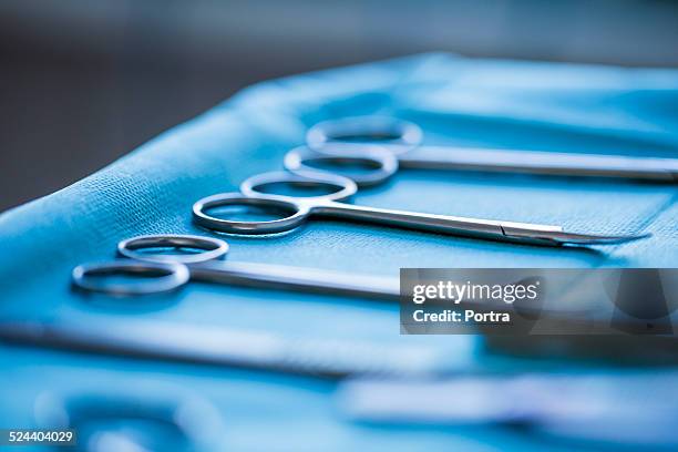 surgical scissors in operating room - medical equipment fotografías e imágenes de stock