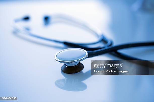 stethoscope on desk in clinic - estetoscópio imagens e fotografias de stock