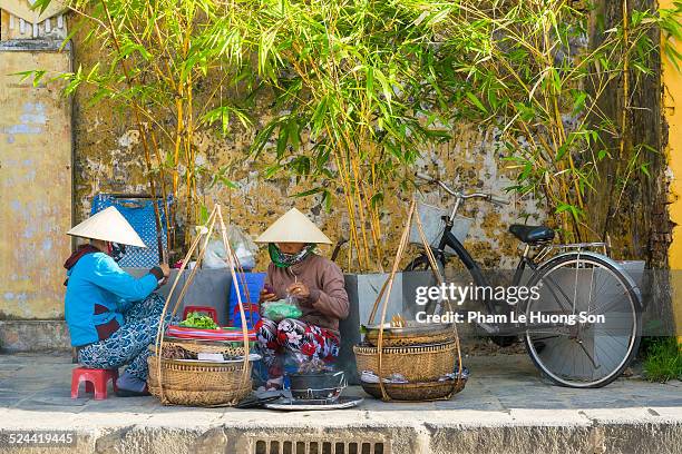 women selling home-cooked food on street - vietnamese street food stock-fotos und bilder