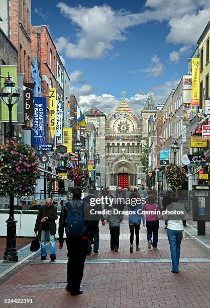 view of grafton street in dublin ireland - grafton street stockfoto's en -beelden