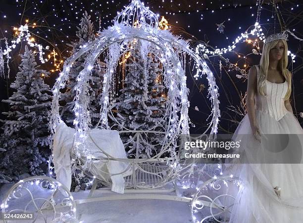 クリスマスの冬の表示、シンデレラプリンセス、パンプキンキャリッジ、雪、おとぎ話の夜景 - cinderella ストックフォトと画像