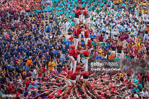 colorful human towers "castellers" view from above - pirâmide humana imagens e fotografias de stock