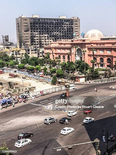 burnt out national democratic party building - place tahrir le caire photos et images de collection