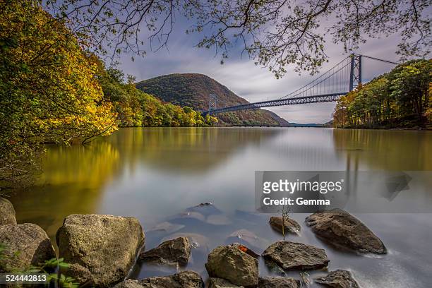 autumn reflections - bear mountain bridge fotografías e imágenes de stock