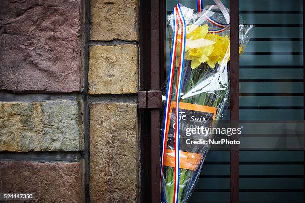 Bij de Franse ambassade in Den Haag hebben mensen bloemen achtergelaten voor de woensdag omgekomen redactieleden van Charlie Hebdo. Woensdag zijn er...