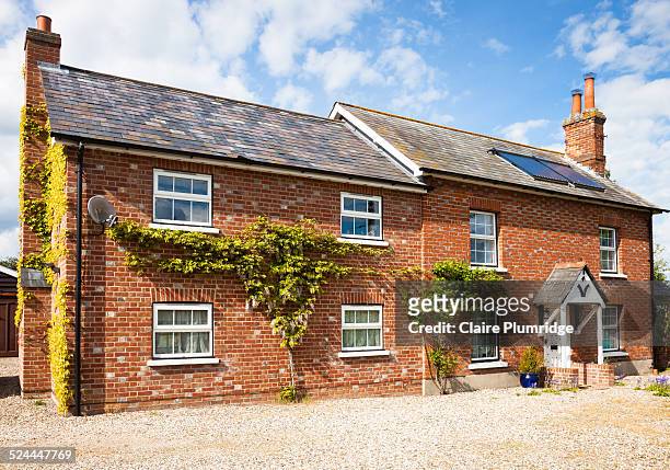 pretty brick built cottage - einfamilienhaus mit solarzellen stock-fotos und bilder