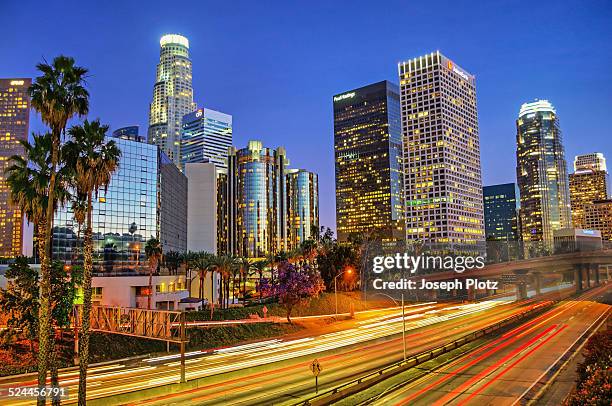 los angeles night skyline - arroyo seco parkway stockfoto's en -beelden