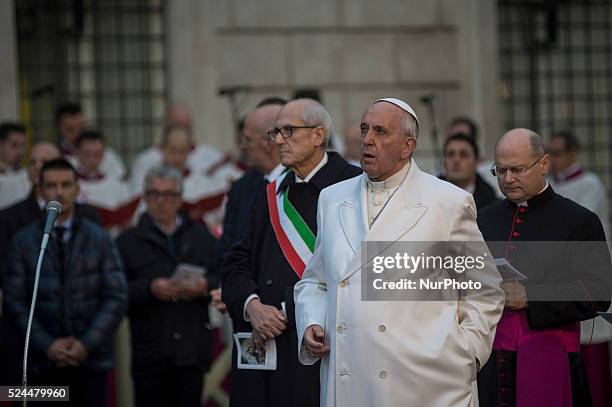 Pope Francis leads a prayer at the statue of Virgin Mary during the annual feast of the Immaculate Conception at Piazza di Spagna in Rome on December...