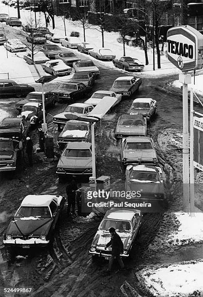 Line of cars snake towards a gas station at North Sheridan Road, during the gas shortage, Chicago, Illinois, 1970s.