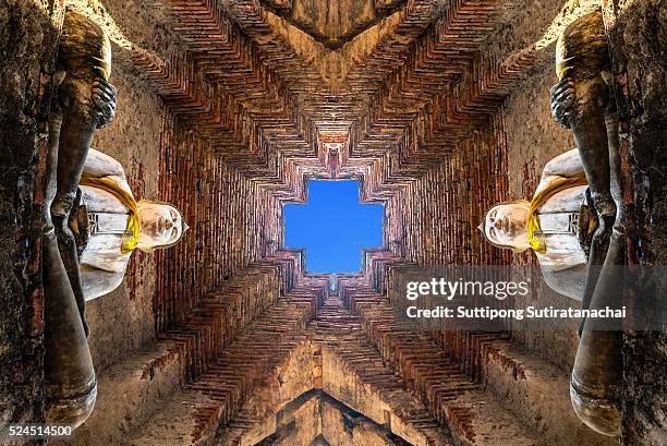 ancient buddha statue in old temple , ayutthaya historical national park , thailand - sukhothai foto e immagini stock