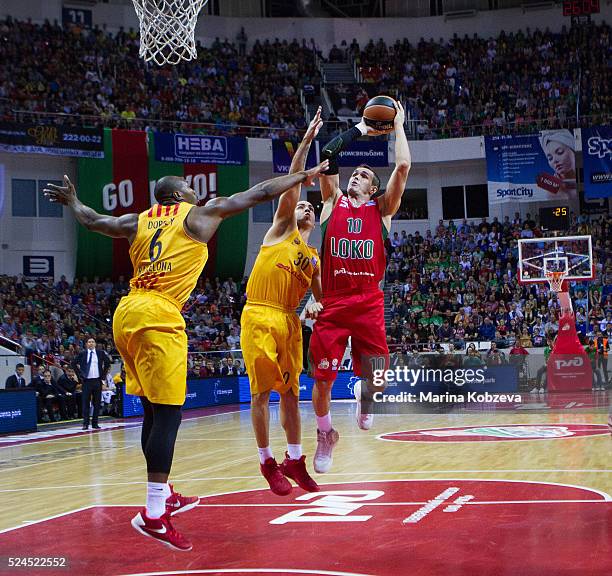 Sergey Bykov, #10 of Lokomotiv Kuban Krasnodar competes with Carlos Arroyo, #30 of FC Barcelona Lassa during the 2015-2016 Turkish Airlines...