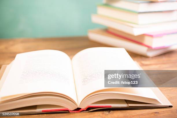 retour à l'école. l'éducation. livres au bureau pour travailler. tableau. - manuel scolaire photos et images de collection