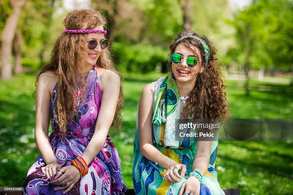 Boho-girls umgeben von Natur in den Frühling