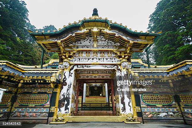 karamon (gate) in tosho-gu schrein-mausoleum in nikko, japan - nikko stock-fotos und bilder