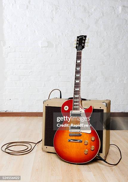 gibson les paul standard guitar with peavey classic amplifier - gibson les paul guitar stock pictures, royalty-free photos & images