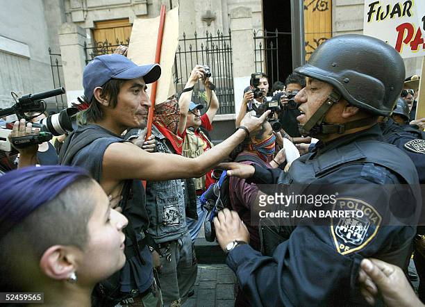 Un policia custodia a un gruo de manifestantes en rechazo al feminismo en el centro historico de Ciudad de Mexico, el 20 de marzo de 2005. Varias...