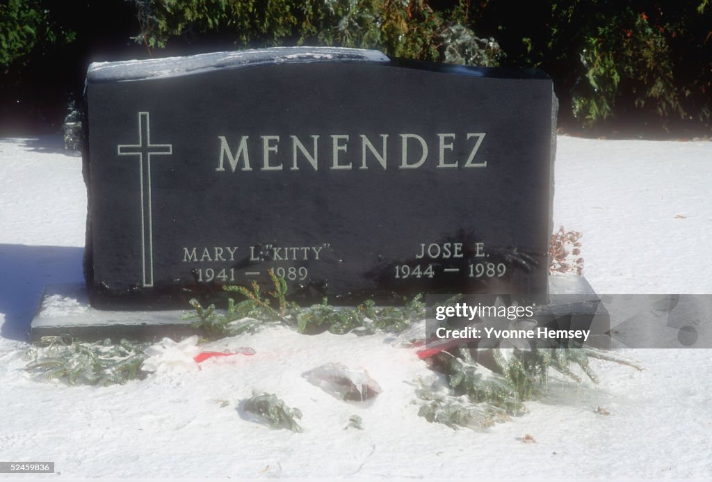 Snow covers the grave site of Jose and Kitty Menendez January 10,... News Photo - Getty Images