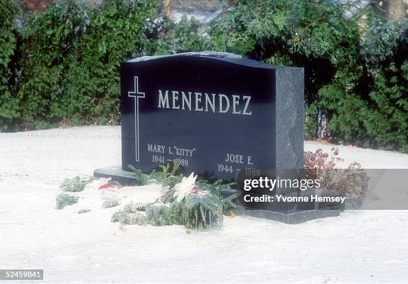 Snow covers the grave site of Jose and Kitty Menendez January 10,... News Photo - Getty Images