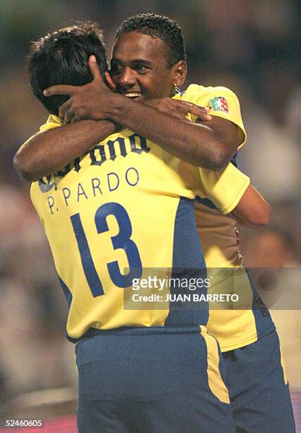 El brasileno Klerber Pereira y Pavel Pardo de America, celebran un tanto de su equipo contra Pumas, en partido de la 11va fecha del torneo Clausura...