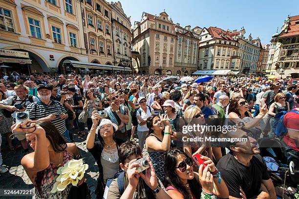 staromestske namesti - crowd stockfoto's en -beelden