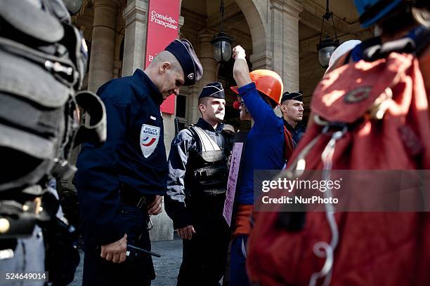 The BAC , the clown activist team from Paris made an action today against the Shale's gas drilling. The police was already at the rendez vous and the...