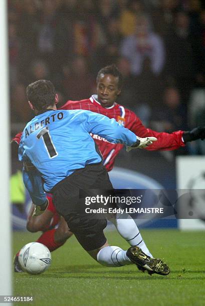 Champions League Season 2003-2004. Lyon vs Real Sociedad. Sidney Govou and Alberto . Ligue des Champions de Football, Saison 2003-2004. 8e de finale,...