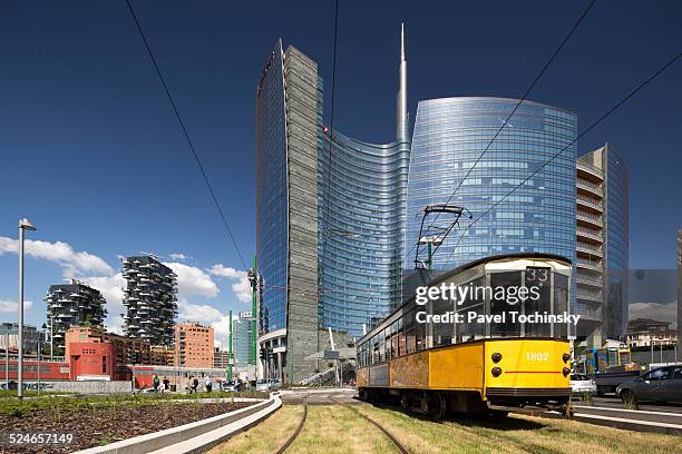 old tram in front of torre unicredit, milan - skyscraper foto e immagini stock