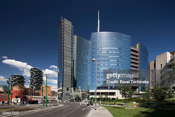 torre unicredit, milan, porta nuova - porta nuova milan stock pictures, royalty-free photos & images