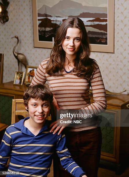 Season 1 Gallery -- Pictured: John Francis Daley as Sam Weir and Linda Cardellini as Lindsay Weir --