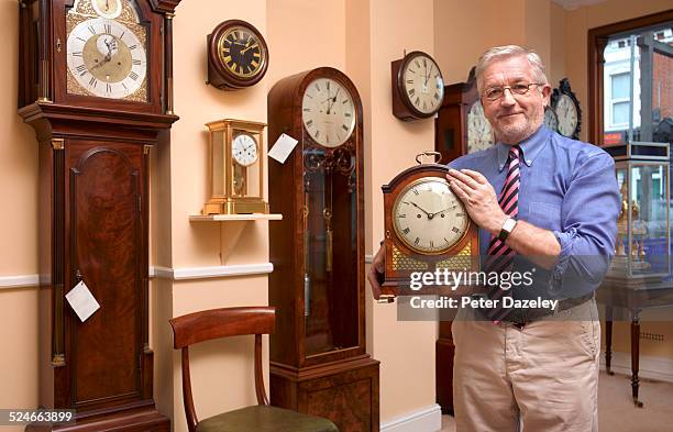 clock shop owner/manager - collection stockfoto's en -beelden