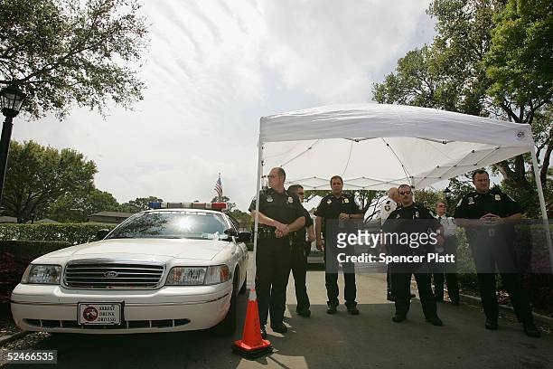 Police stand guard in front of the Woodside Hospice where the brain-damaged Florida woman Terri Schiavo is being cared forMarch 22, 2005 in Pinellas...