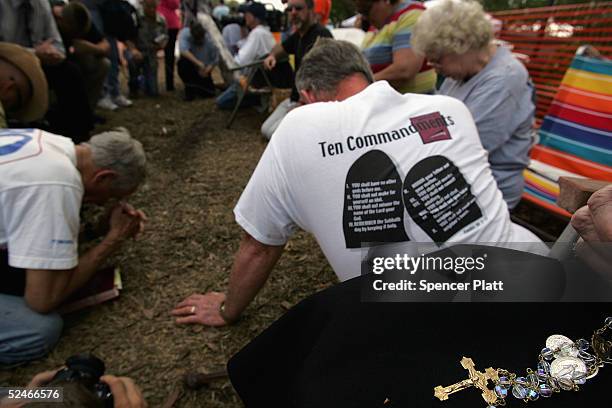 Supporters of brain-damaged Florida woman Terri Schiavo pray in front of the Woodside Hospice where Schiavo is being cared for March 22, 2005 in...
