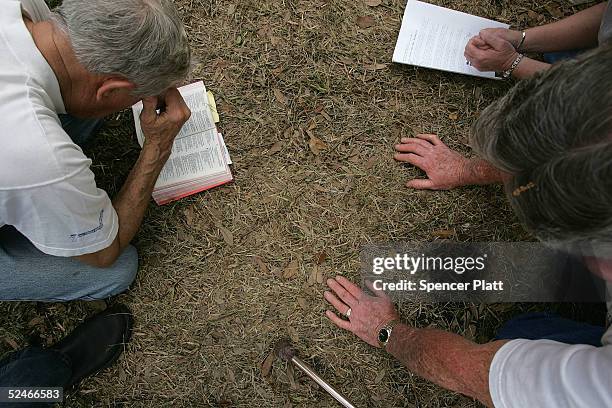 Supporters of brain-damaged Florida woman Terri Schiavo pray in front of the Woodside Hospice where Schiavo is being cared for March 22, 2005 in...