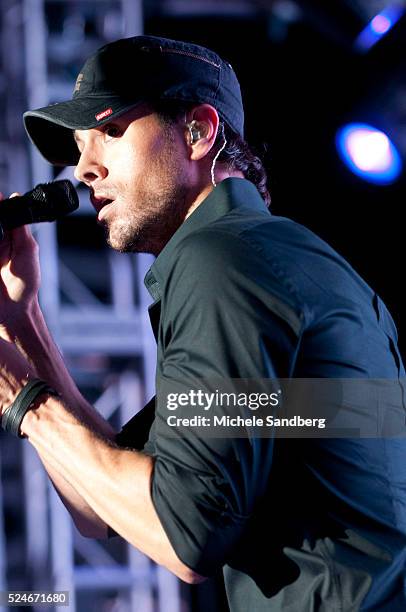 November 10, 2012 ENRIQUE IGLESIAS Performs At Buoniconti Fund To Cure Paralysis.