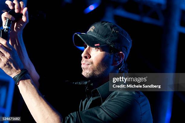 November 10, 2012 ENRIQUE IGLESIAS Performs At Buoniconti Fund To Cure Paralysis.