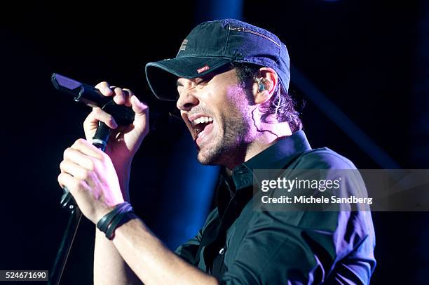 November 10, 2012 ENRIQUE IGLESIAS Performs At Buoniconti Fund To Cure Paralysis.