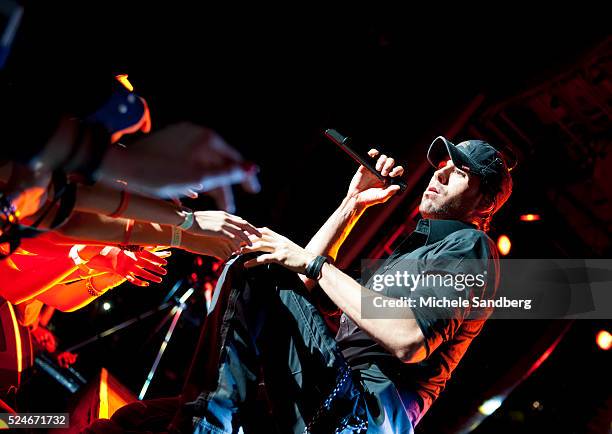 November 10, 2012 ENRIQUE IGLESIAS Performs At Buoniconti Fund To Cure Paralysis.