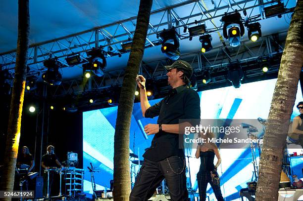 November 10, 2012 ENRIQUE IGLESIAS Performs At Buoniconti Fund To Cure Paralysis.