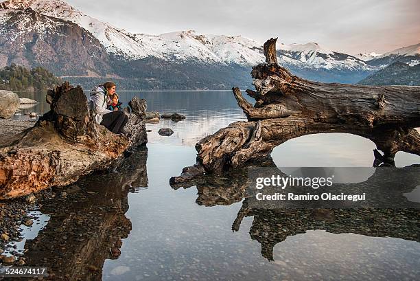 mother and son contaemplating lake - 德巴里洛切 個照片及圖片檔