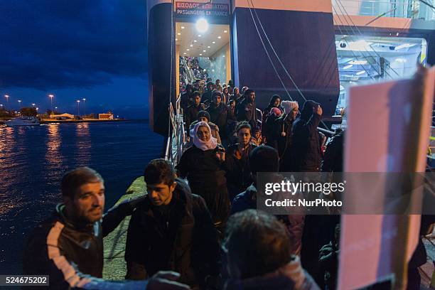 Between 1 000 and 1 500 refugees/migrants came by boat in Athens on Friday, 18th December 2015. They arrived from Lesbos and Chios, which are the 2...