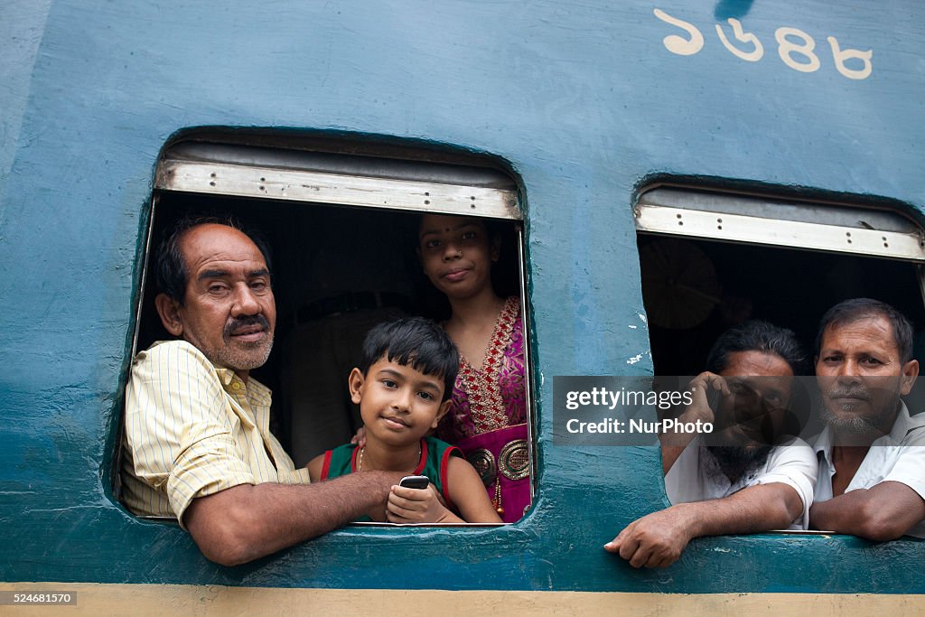 People are going home by train to celebrate Eid