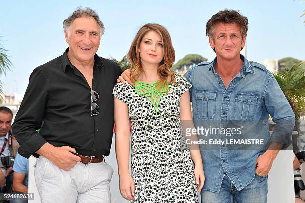 Judd Hirsch, Eve Hewson and Sean Penn at the photo call for "This must be the place" during the 64th Cannes International Film Festival.